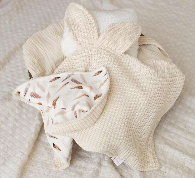 Hasentuch beige/Federn 35.- Hasentuch beige/Federn 35.-