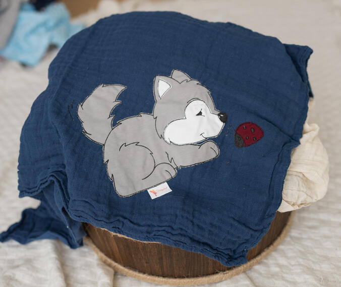 Nuschi dunkelblau Wolf mit Käfer 40.- Nuschi dunkelblau Wolf mit Käfer 40.-