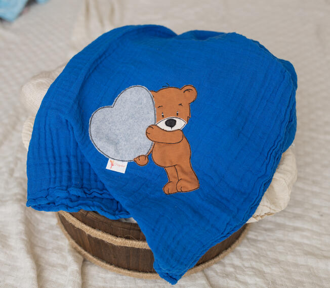 Nuschi blau Teddy mit grossem Herz 40.- Nuschi blau Teddy mit grossem Herz 40.-